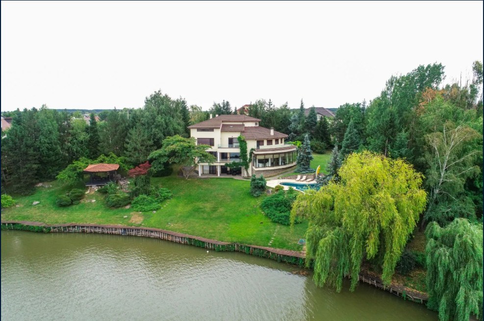 Vila de lux cu peninsula privată în Corbeanca, listată la 2,9 milioane euro