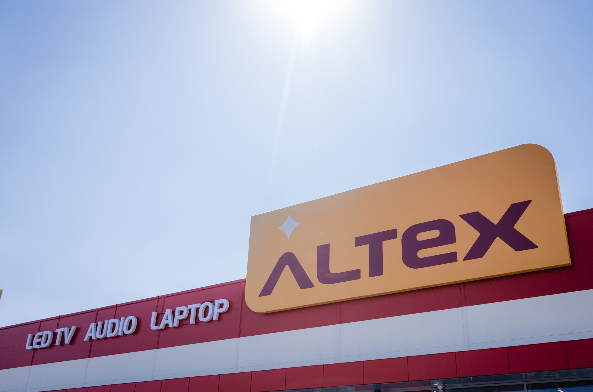 Altex preia Bricostore