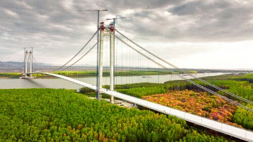 Podul peste Dunare de la Braila: La a cincea asfaltare. Lucrarea continua sa dea batai de cap CNAIR
