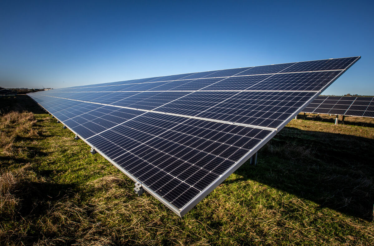 Fonduri nerambursabile pentru firmele care investesc in parcuri solare, eoline
