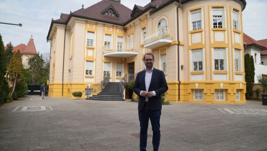 Primăria Timișoara a evacuat cu jandarmii o familie care ocupa ilegal o vilă impozantă de pe bulevardul C.D. Loga, imobil în care va amenaja o grădiniță