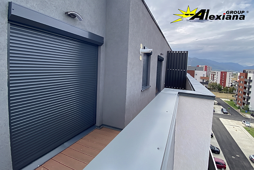 Soluția practică pentru traiul la bloc: rulouri din aluminiu pentru exteriorul geamurilor la apartamente