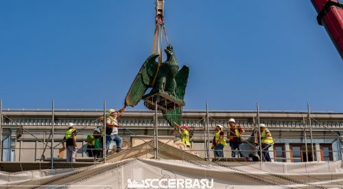 Constructii Erbasu a repus vulturul si cei doi grifoni pe Palatul Universitatii din Bucuresti