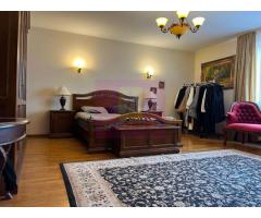 Eleganță, spațiu și confort într-o vilă deosebită, în inima Piperei - Imagine 4