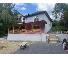 Casa de vanzare cu 2 apartamente in Azuga