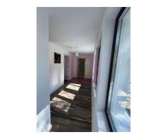 Casa de vanzare cu 2 apartamente in Azuga - Imagine 11
