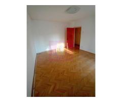 Vanzare apartament de 4 camere la Casa Poporului-stradal