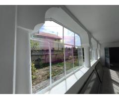 Casă cu farmec rustic și 500 mp, la 15 min de București - Imagine 2