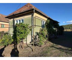 Vând casă in Ernei de 66 mp si teren in suprafață de 2530 mp - Imagine 3