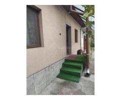 De inchiriat apartament la casa