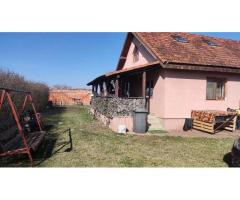 BRASADAS vinde casa cu teren 10 ari in zona Odoreului.