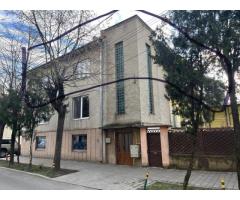 BRASADAS vinde ap 5 cam etaj 1 in casa cu etaj centru vechi.