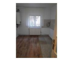 Vând apartament 3 camere , micro 17, destinație spțiu comercial