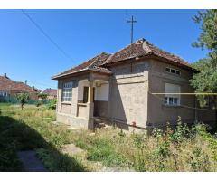 BRASADAS vinde casa 3 cam cu teren 5 ari in 14 Mai.