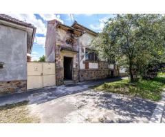 Pârneava | 716 mp teren + 2 corpuri de casă