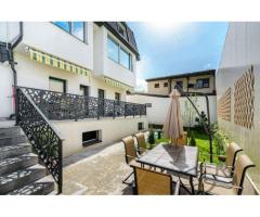 Vand apartament 5 camere ,200mp ,parter + curte proprie 150 mp