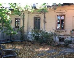 apartament 3 camere decomandate la curte (et.1), zona Dacia-Mosilor. pret 380 euro