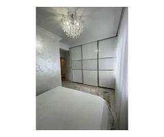 Casă 3 camere 2 băi și curte 75 mp finisată și mobilată lux - Imagine 5
