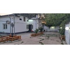 Casă de vânzare !! 3 camere, 2 băi, 3 dresinguri, cameră tehnică, pivniță, 2 garaje