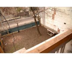 Vand 3 apartamente intr-o vila cu 1 etaj - Imagine 2