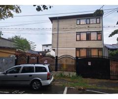 Vând casă cu demisol , parter + 2 etaje și teren în sector 4