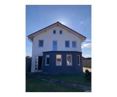BRASADAS vinde casa în zona Micro 17 teren 9.5 ari 240mp.