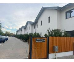 Case înșiruite cu 4 camere, grădină privată și 2 locuri de parcare