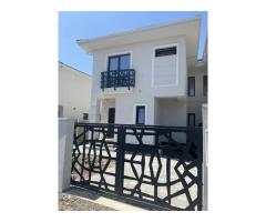 Jumătate de duplex premium, 120 mp utili, teren 256 mp, garaj și 3 dor