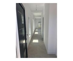 Jumătate de duplex premium, 120 mp utili, teren 256 mp, garaj și 3 dor - Imagine 2
