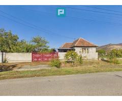 Casă din cărămidă cu teren 1570 mp, Șiria
