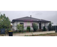 Sabareni, casa parter 145 mp, curte 1000 mp, mobilata, utilata - Imagine 2