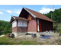 Cabana, anexe si 2000 mp teren intravilan in Taratel, Brad - Imagine 3