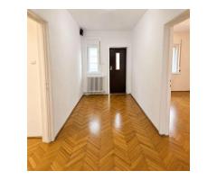 Apartament spațios cu 3 camere, 87 mp utili, 2 garaje, etaj 1 la casă
