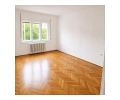 Apartament spațios cu 3 camere, 87 mp utili, 2 garaje, etaj 1 la casă - Imagine 2