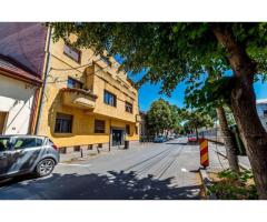 Apartament în centru cu acces auto și garaj propriu - Imagine 2