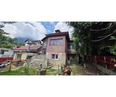 Casa batraneasca cu teren de vanzare in Busteni
