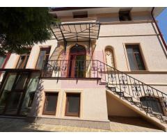Direct Proprietar, Piața Victoriei, Casa ultracentrală cu personalitate, 5 camere, 3 bai, renovata